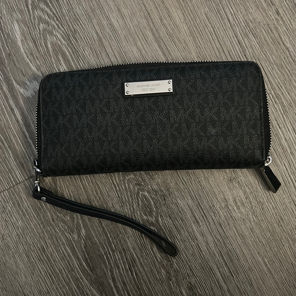 Black and mixed tone michael Kors wristlet wallet!